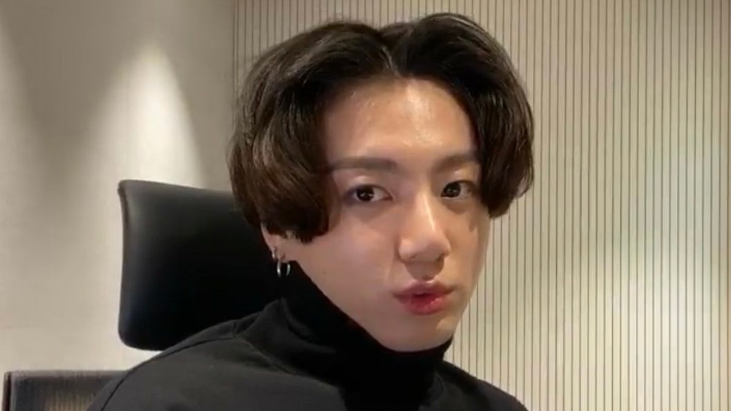 chucklesbts's tweet photo. jungkook showed us at least 3 different hair styles during the live....and was wearing a turtleneck....and showing his forehead....how are we expected to survive... https://t.co/jMHU3YxyJj