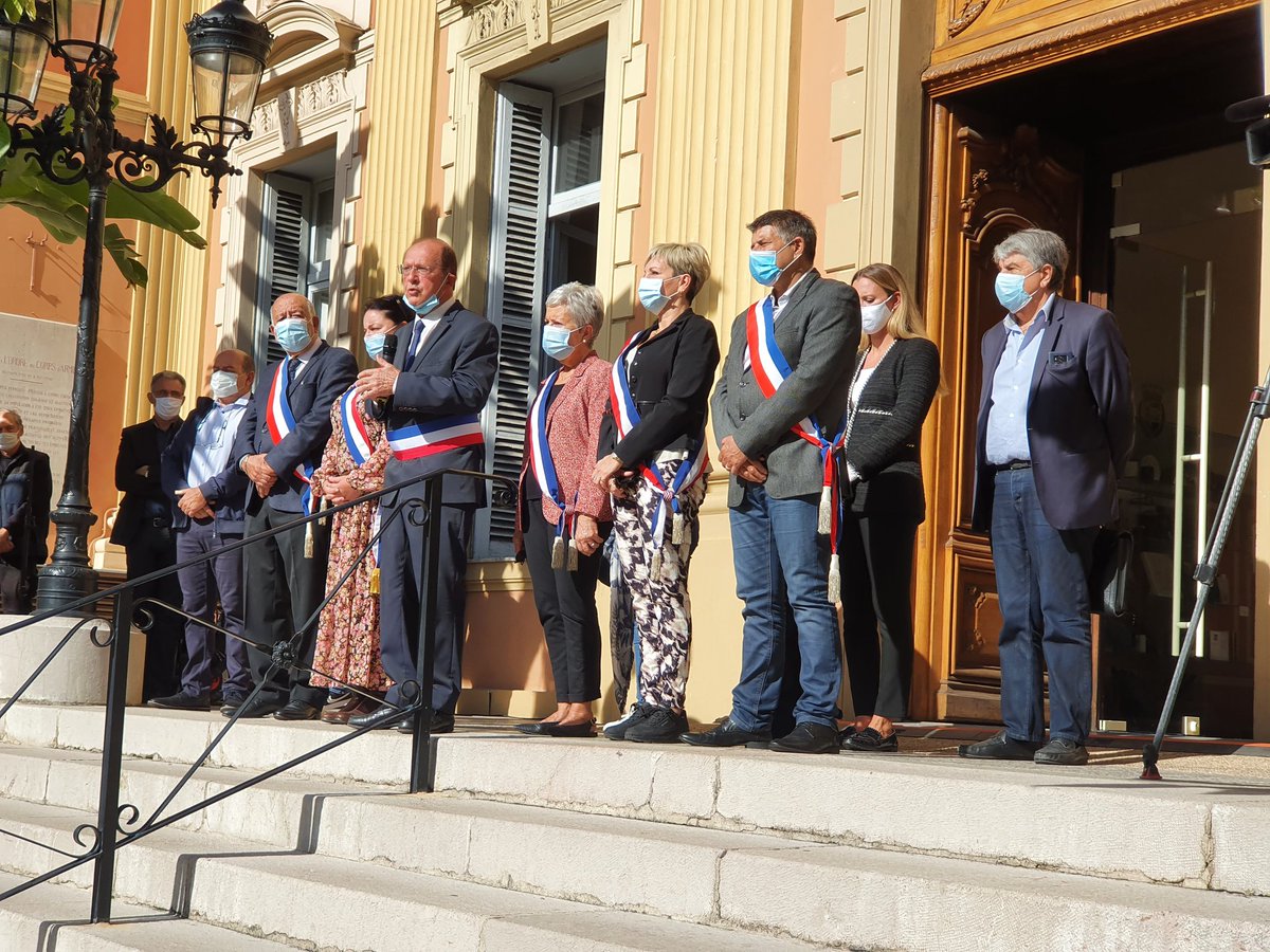 Marie_Cdn's tweet photo. Hommage à #SamuelPaty à Menton. "Il voulait ouvrir l'esprit de ses élèves, leur faire voir le monde autrement qu'à travers des idées étriquées", à dit Jean-Claude Guibal devant les mentonnais rassemblés devant la place de la mairie https://t.co/GbvO5ILx44