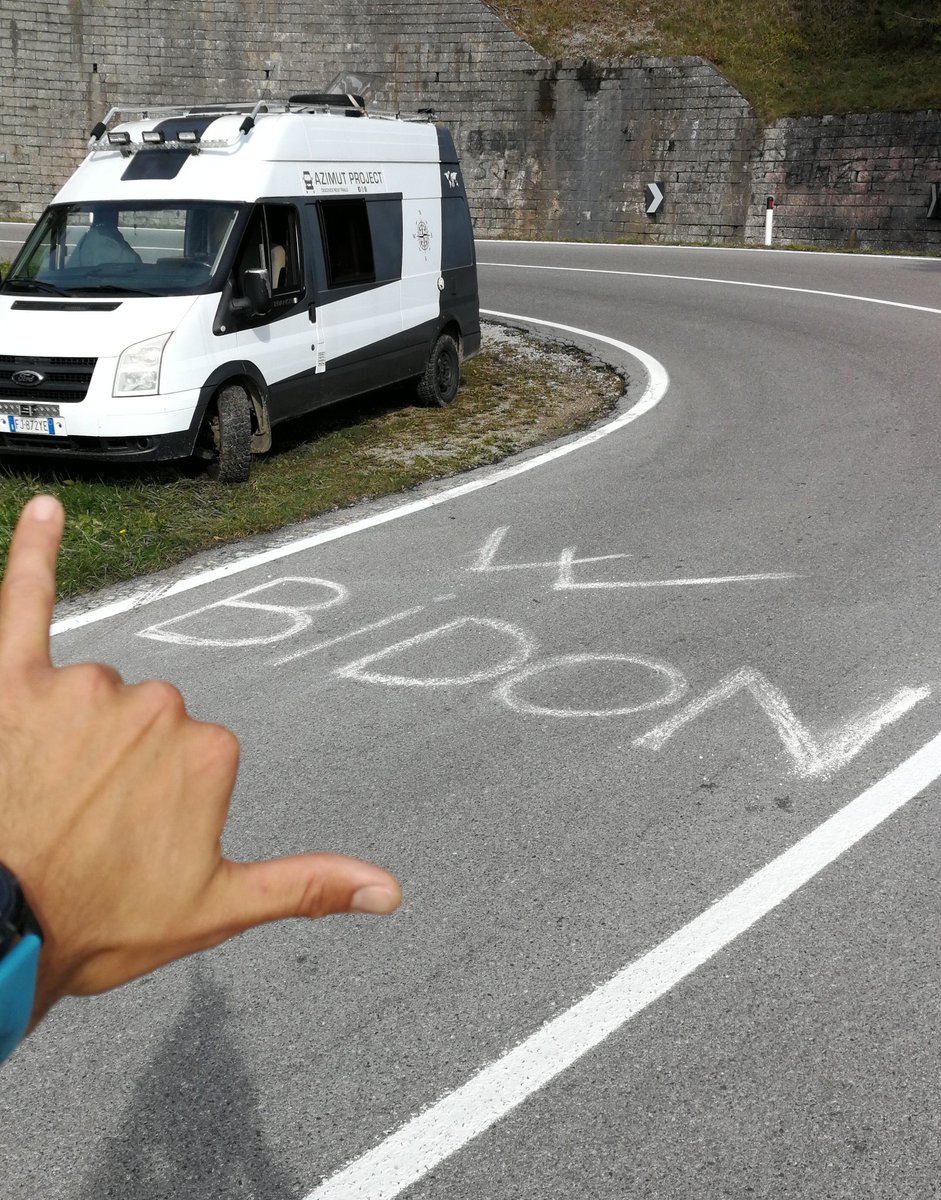 LorenzAlbertini's tweet photo. @ciclismoliquido tifo in corsa sempre 🚴😜⛰️vi aspettiamo sull'ultimo tornante del #durone a - 2km dal GPM @giroditalia #giro2020 https://t.co/TFa3b0sksi