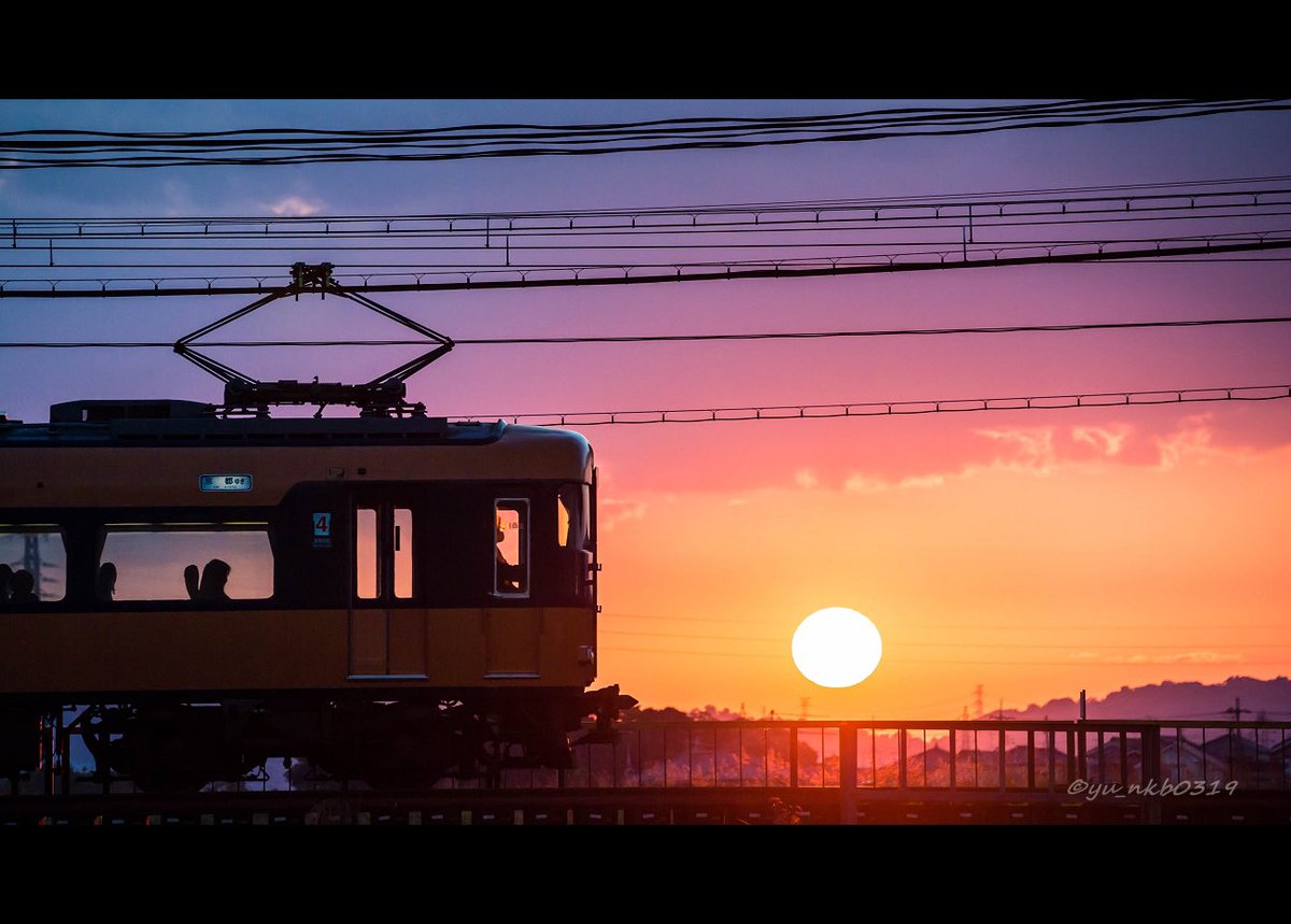 水 秋の日は釣瓶落とし 雲の下から顔を出した太陽 山の稜線へと落ちるまで僅か数分 良い頃合いでスナックカーがやってきた この被写体の行末と重なるような物悲しく沈む秋の夕日 暮れていく一つの鉄道情景 10 橿原線
