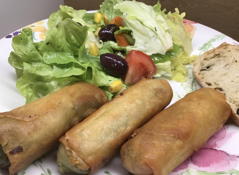 #Vegan #SpringRolls with salad and #OliveBread. - Vegane #Frühlingsrollen mit Salat und #Olivenbrot. #whatveganseat #govegan #plantbased https://t.co/LRP9VSOsmw
