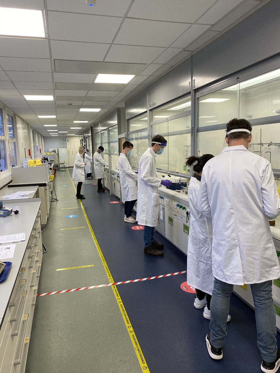 This week we are teaching how to measure chain transfer constant of a chain transfer agent used in free radical polymerisation of styrene! We will keep going on until the national lock down👩‍🔬🧑🏻‍🔬👨🏻‍🔬Thanks to @bonlab @Satu_Hakkinen who are demonstrating today!