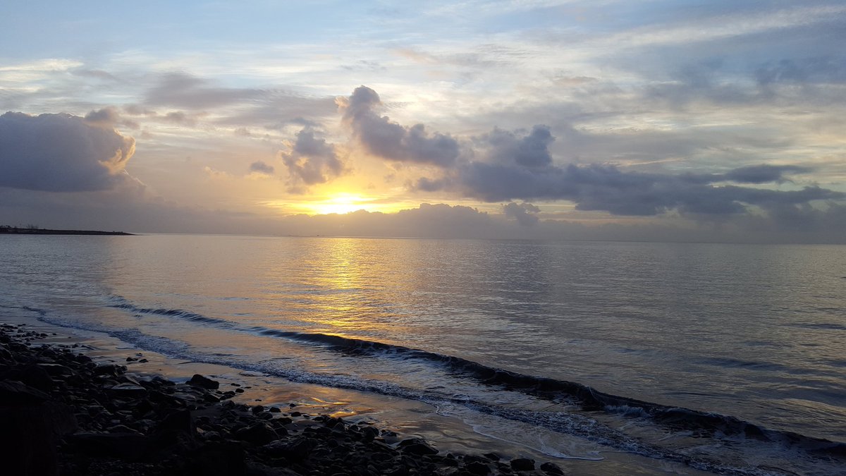 Nature's masterpiece🌄🌞
#sunrise #nature #masterpiece #sun #rays #clouds #atlantic #ocean #shore #waves #seaside #beach #pureair #morning #freshair #freshstart #humpday #GranCanaria https://t.co/mAZOOdPX0J