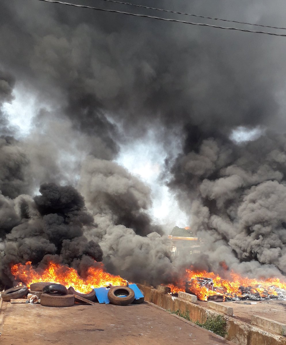 cireass's tweet photo. Violentes manifestations en cours dans plusieurs quartiers de #Conakry après la publication par la CENI des résultats provisoires de la présidentielle du 18/10 dans 4 circonscriptions électorales qui placent AC largement en tête. Des victimes signalées. Bcp de dégâts. #GuineeVote https://t.co/RSzwnxF3xK
