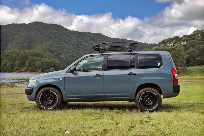 Wataru Kotani 子供の頃は いつかフェラーリかacコブラに乗ると思ってた 中学の時は180sx買うと思ってた 高校から専門は58年式カルマンギアがめちゃくちゃ憧れだった 乗りたい車 いろいろあるけども 何だかんだ プロボックスのオフロードラリー仕様