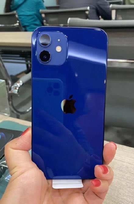 iPhone12無印のブルーはサイトの写真と色が少し違う…？無印とProでも青