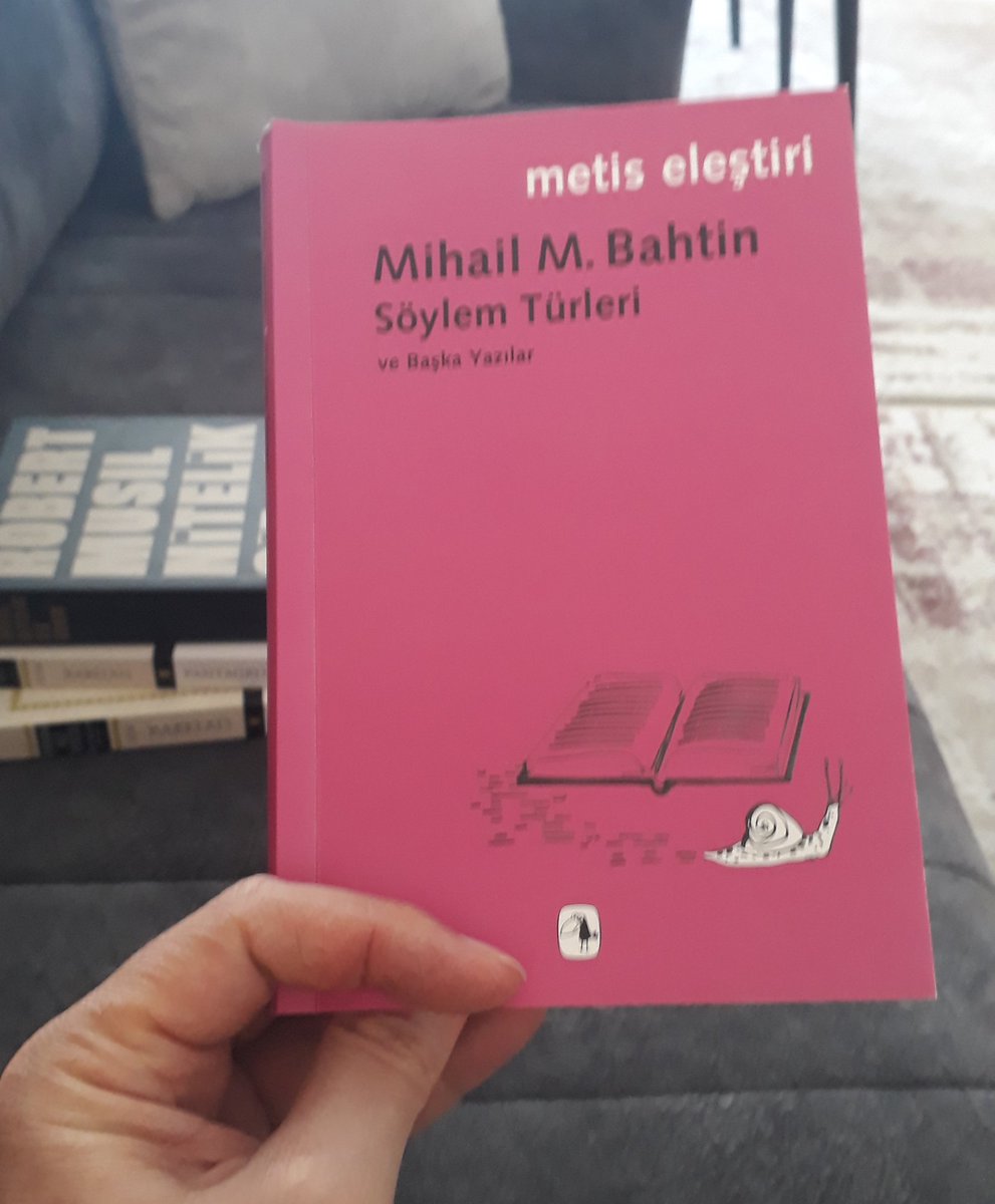 SezginSedat's tweet photo. "Büyük edebiyat eserleri yüzyıllar boyunca büyürler; yaratılma dönemlerinde yapılan, sadece uzun ve karmaşık olgunlaşma sürecinin ardından olgun meyveyi dalından koparmaktır. "

#Bahtin - Söylem Türleri https://t.co/LblkJAp7iH