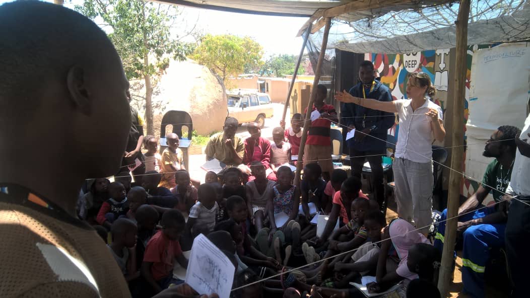 YVE_ZIM's tweet photo. #treeplantingchallenge YVEZIMBABWE with experts from Tree Knowers and Growers and Anna Brazier catching them young in the tree planting, education and management of trees training workshop in the Epworth community #childreneducationmatters #Catchthemshreddthem https://t.co/fQs3ErriAr