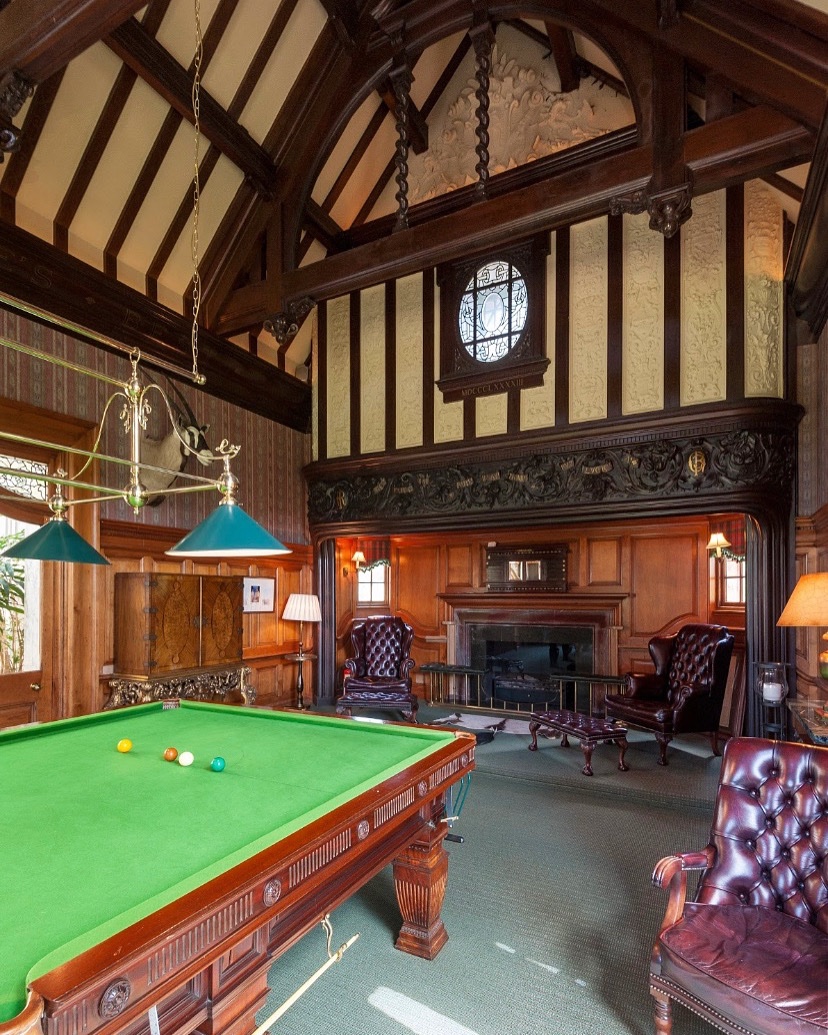 Our favourite billiards room in Scotland is at Auchterarder House. Very tranquil and private, this is a hidden gem awaiting discovery. Twenty acres of gardens overlook a private small loch. Available for exclusive hire for Summer 2021.
ltrcastles.com/mansions-count…