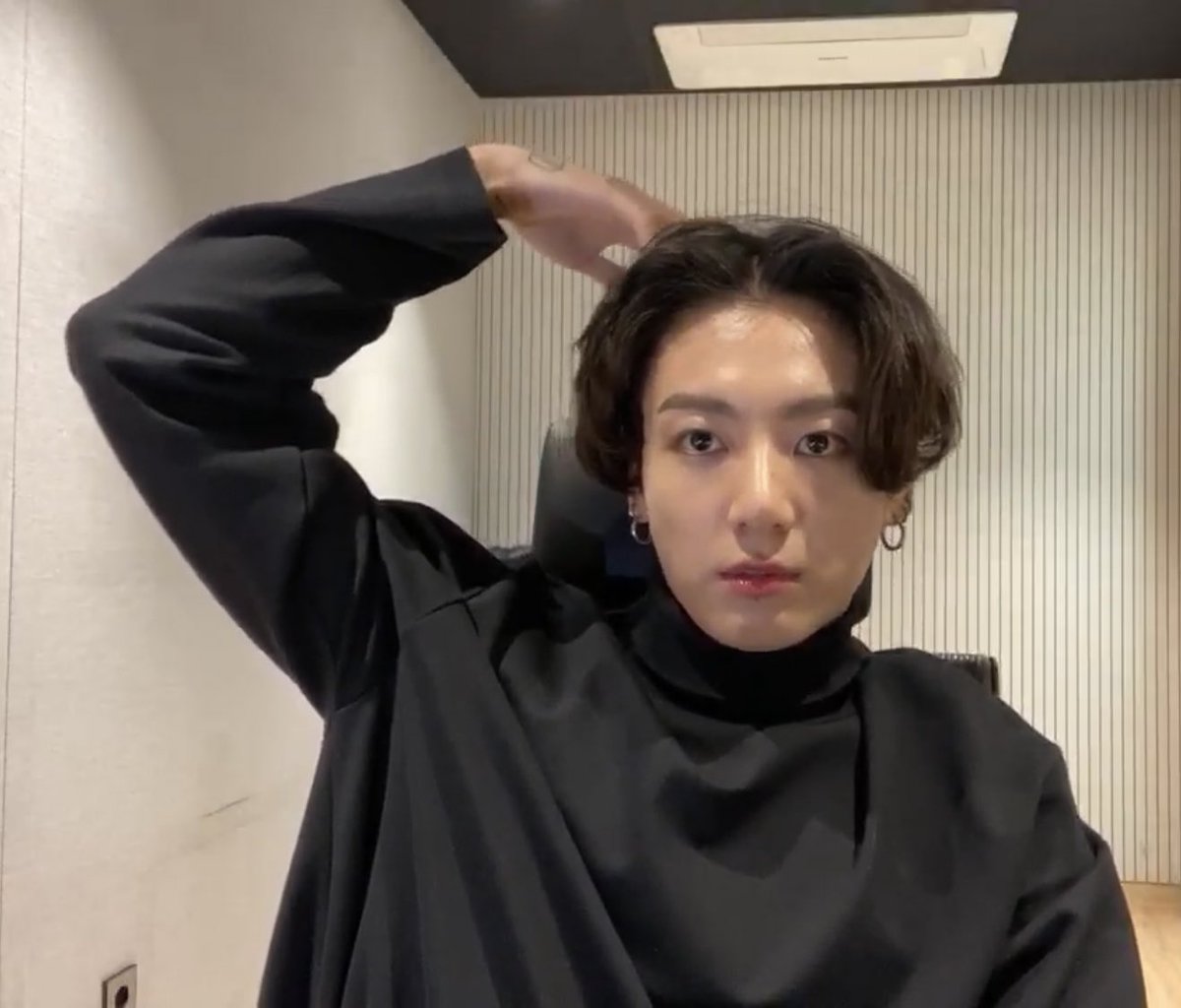 ISTG HE LOOKS SO BOYFRIEND MATERIAL