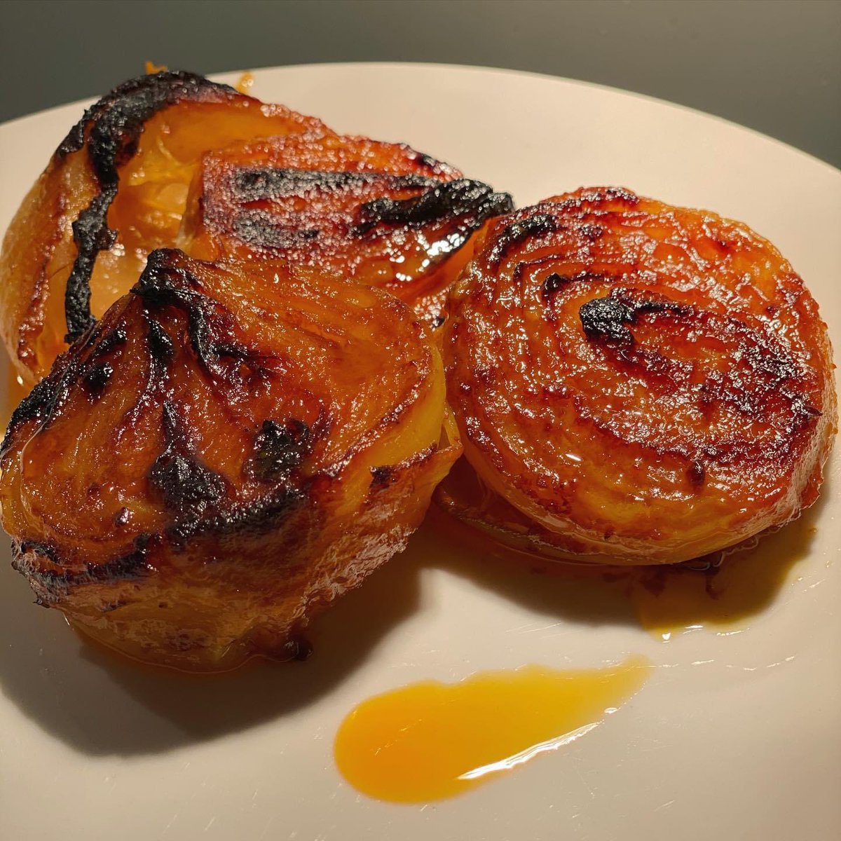 drruthmitchell's tweet photo. Update: Smoke alarm went off three times but these @ottolenghi Miso Butter Onions were worth it. #ottolenghiflavour #ottolenghi #miso #butter #onions #isocooking #somuchselenium https://t.co/hyxHMx7tmi
