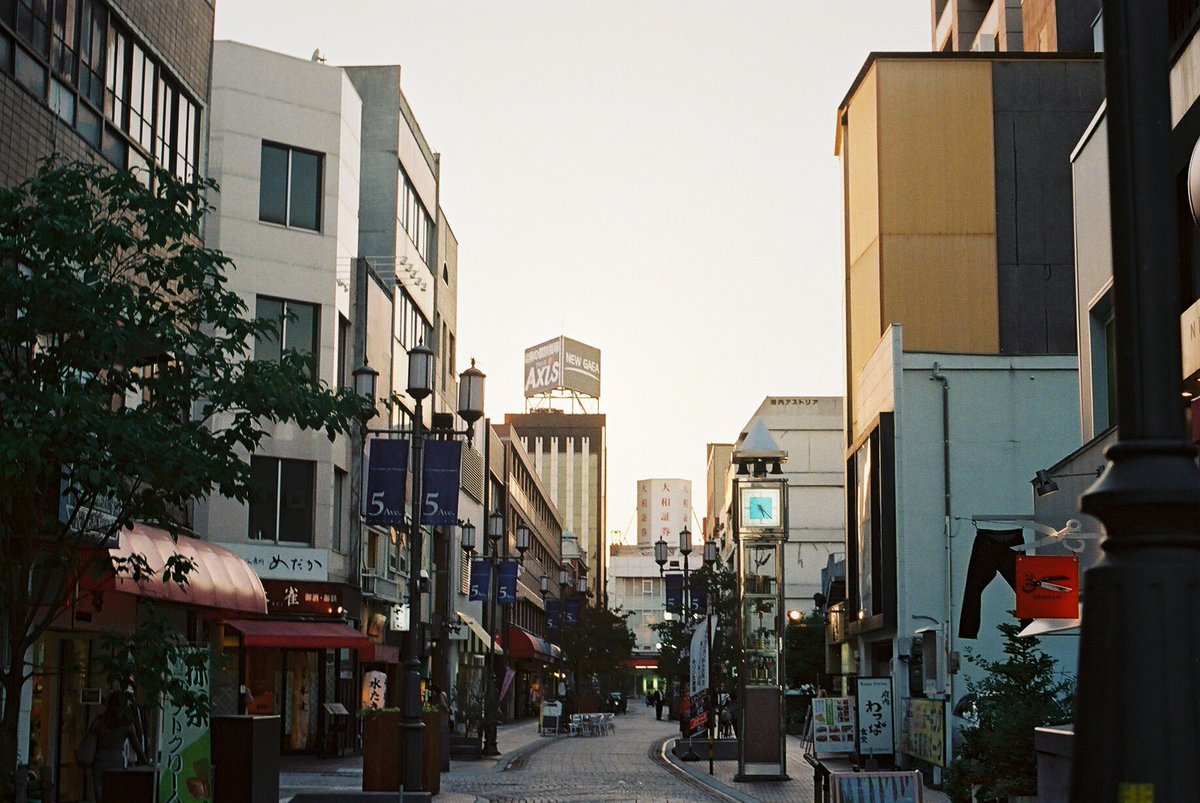 kg_hyp's tweet photo. すき��街
.
#フィルムカメラ #フィルム写真
#filmphotography #film
#ファインダー越しの私の世界
#OLYMPUS #om2sp
#35mm #コスモス #秋桜 https://t.co/kO861rtjzT