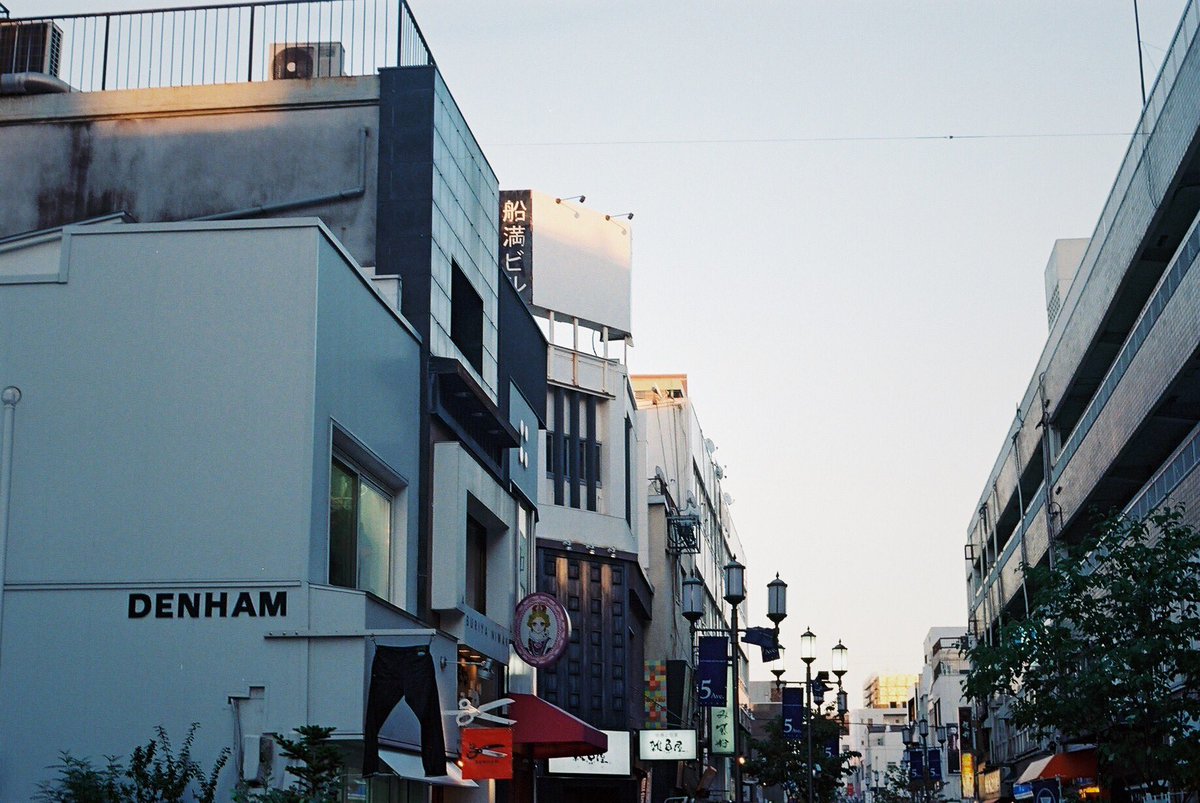 kg_hyp's tweet photo. すき��街
.
#フィルムカメラ #フィルム写真
#filmphotography #film
#ファインダー越しの私の世界
#OLYMPUS #om2sp
#35mm #コスモス #秋桜 https://t.co/kO861rtjzT