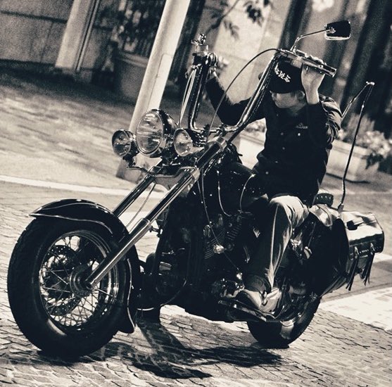 Twitter 上的 地獄のイラストエッセイおーやまん 前に仕事でタレントのお姉ちゃんと連絡取るためにlineアカウント渡したら 次に彼女が会社に来た時 受付の子に Lineのプロフ画がヤンキーバイクのディレクターさん って説明したらしい なんやねんその覚え方笑