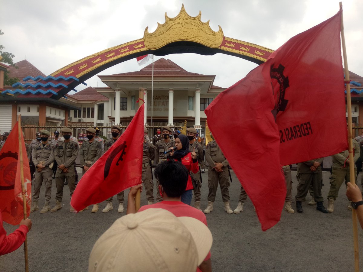 YohanesJokoLpg's tweet photo. Kalianda, Lampung Selatan.
#fsbkuksn
#FSBKU
#BatalkanOmnibuslaw
#MosiTidakPercaya https://t.co/7nbZrXxXC4