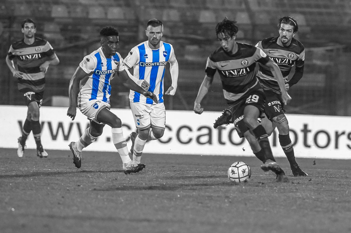 PescaraCalcio's tweet photo. 📸 #VENPES
Siamo la maglia nera della @Lega_B ci tocca 🚴♀️ ma per costruire a volte basta variare il punto di 👀 #💪🐬
👉 fotogallery #VeneziaPescara https://t.co/ef1upGQplR https://t.co/EED4pks5Bu