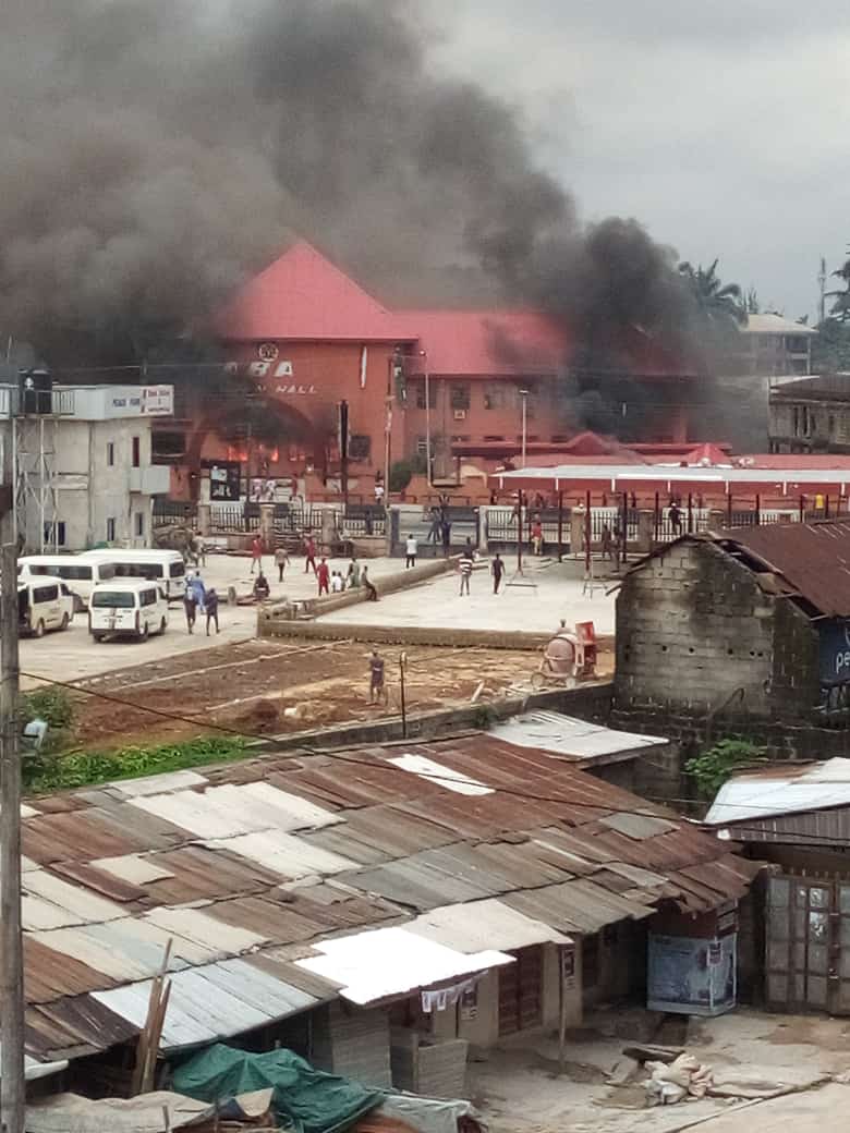 Aba Town hall is on fire!Shootings also heard.Stick by this thread, I will work towards giving you more updates about the protest in Aba as they unfold. #lekkimassacre  #Lekkitollgate  #Lekkigenocide  #blacktuesdayNigeria Sanwo Olu Arise TV