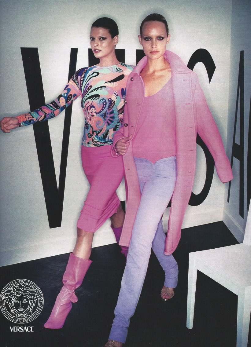 73/Linda Evangelista￼ et Amber Valletta pour Versace en 2002 (collection automne / hiver). Stone Ocean, couverture du tome 15 en février 2003.