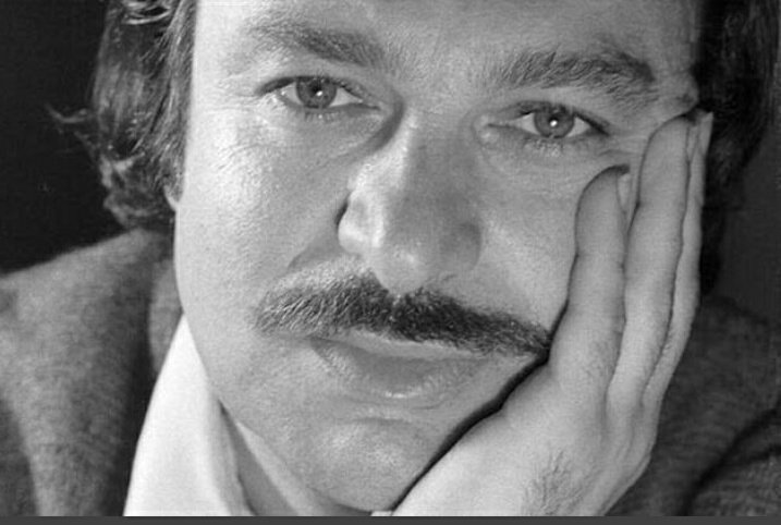 HurTelden's tweet photo. "Herkes birikmiş bizi seyrediyor. Dağılın! Kukla oynatmıyoruz burada. Acı çekiyoruz." der Oğuz Atay. 
 Gerçekten çoğumuz da acı çekmekte. Ne demiş günümüz filozofları "Fakirin yüzü gülür mü hiç kardeşim!" #yüzümgüler diyenler de zengindir #net# 
#oguzatay #EzgiMola #beratalbayrak https://t.co/4Vyqeiq08G