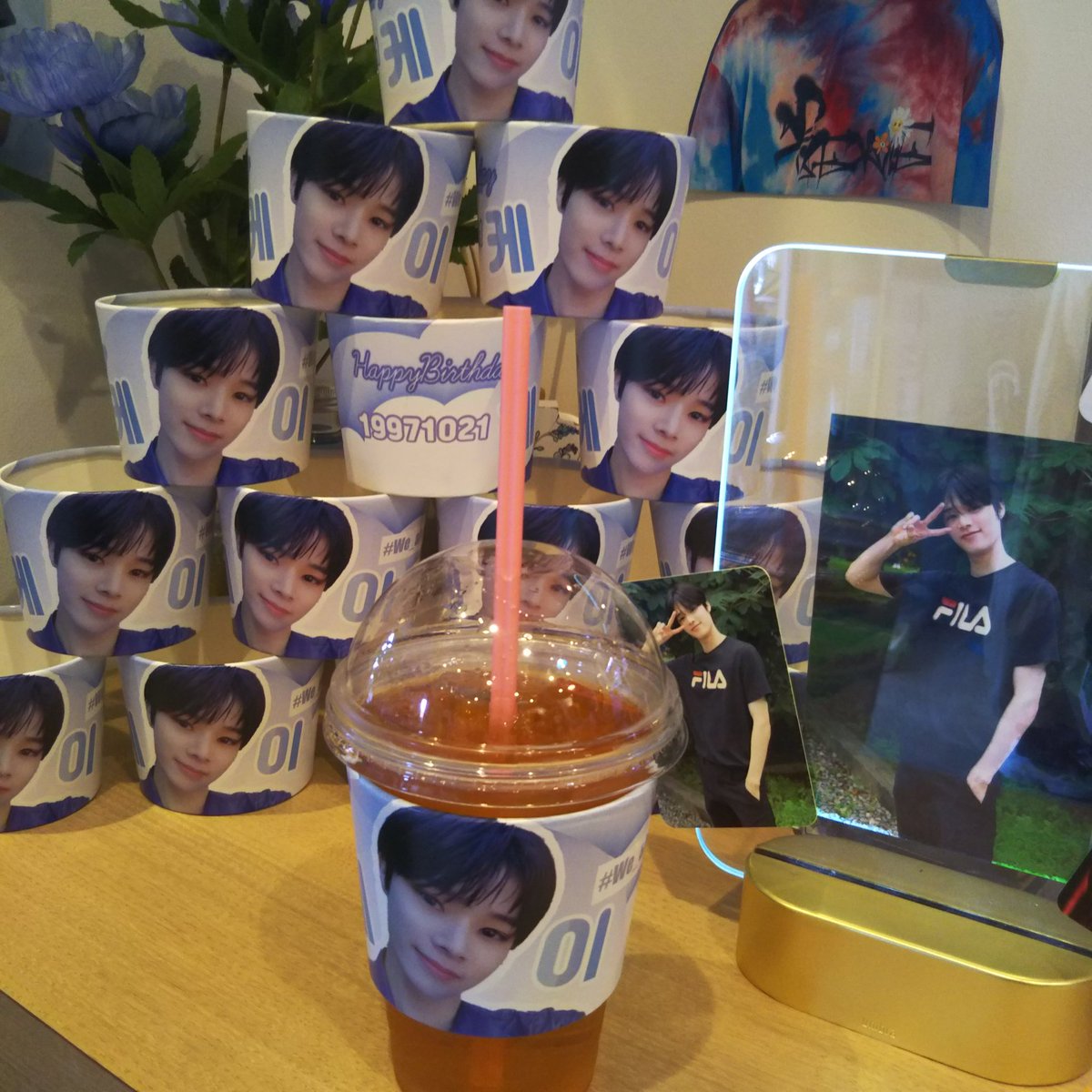 Jg49802403's tweet photo. #We_always_with_K
#HAPPY_K_DAY
友達とケイくんのカプホ貰いに行きました!
そして配布していただいたカプホと一緒にカプホタワー作って楽しかった〜
手伝ってくれてありがとう!
@jakeen115また行こーね！

ケイくん大好きお誕生日おめでとう❤ https://t.co/AOUNpwd4LB