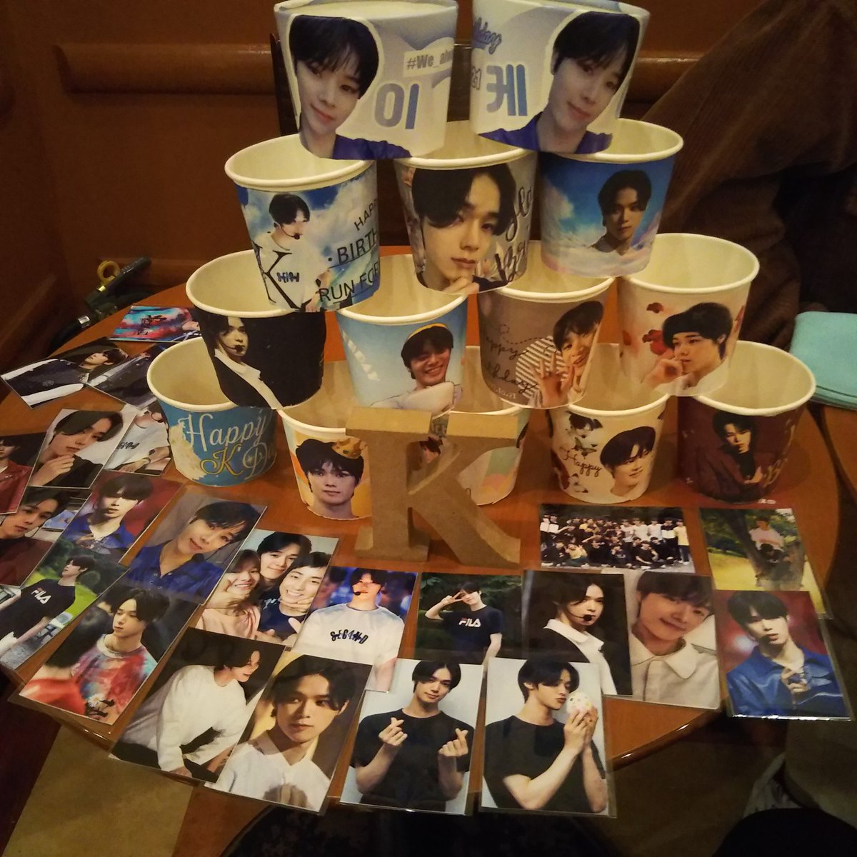 Jg49802403's tweet photo. #We_always_with_K
#HAPPY_K_DAY
友達とケイくんのカプホ貰いに行きました!
そして配布していただいたカプホと一緒にカプホタワー作って楽しかった〜
手伝ってくれてありがとう!
@jakeen115また行こーね！

ケイくん大好きお誕生日おめでとう❤ https://t.co/AOUNpwd4LB