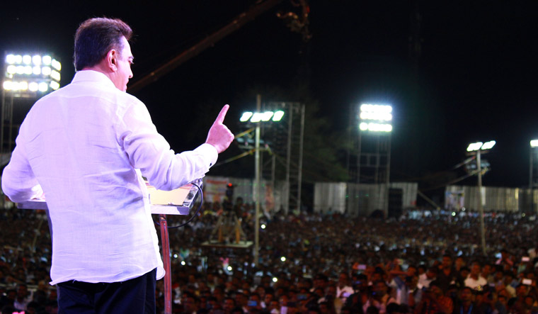 Anees_Offl's tweet photo. #KamalHaasan has always stood for the welfare of the ppl for over 40 years. Repeat - he was the first person in the country to convert his fan club into welfare association.
Be it #Sterlite, #Jallikattu, #VardhaCyclone, #Pollachi, #Neet, #Corona
These are #மய்யக்கொள்கைகள் https://t.co/yyVzjMCy4e