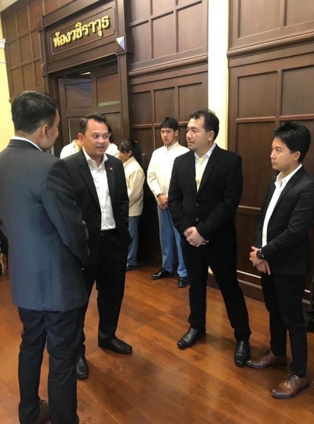 คือที่นั้นมหาลัย แล้วเป็นคนนอกอ่ะเข้ามาตีนักศึกษาแถมพูดไล่เขาอีก ถ้าไม่ทำอะไรเลยแบบนี้กล้าเรียกตัวเองว่าตำรวจได้ยังไงมึงเลือกที่จะยืนดูมันเดินไปไล่เขาเฉยๆอะนะ? แล้วคนนำเข้ารามคือคนในพลังประชารัฐด้วยนะคะ ขึ้นรถยืนหลังกระบะกันมาเลย ยังไง หลายข้อหานะอันนี้ อย่าให้เงียบ #ม็อบ21ตุลา