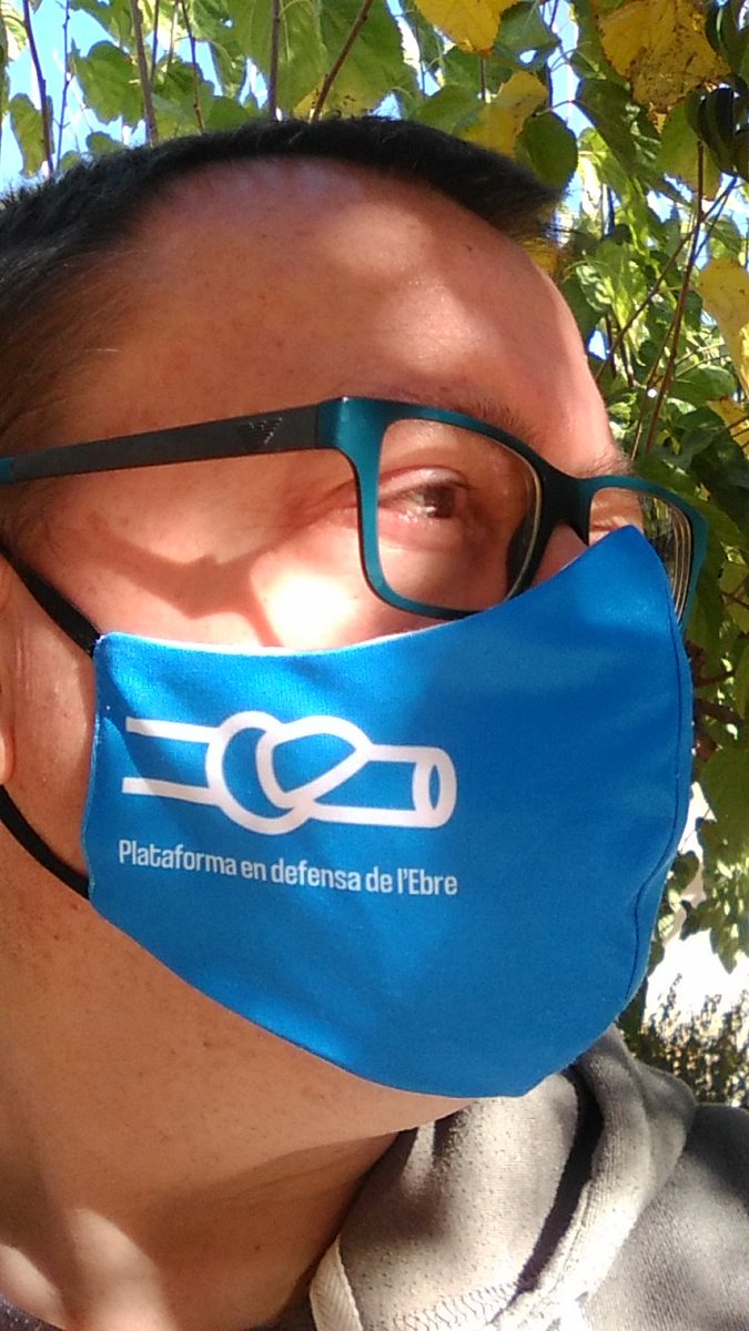 PDE's tweet photo. On es poden trobar les mascaretes en defensa de l'Ebre? A Amposta : llibreria Guaix. A Tortosa: llibreria la 2 de Viladrich, botigues: Conficon, fruites Risa (mercat municipal) i seguirem https://t.co/XICBUy5Jhv