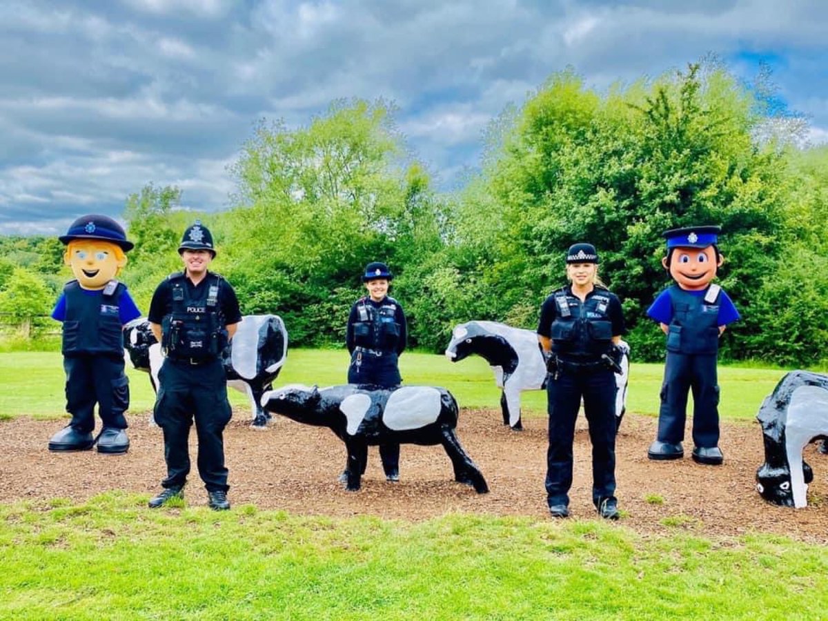 tvp_mk's tweet photo. 🚔 This is your chance to speak to your local neighbourhood team during a live Q&amp;A

💻 Log in on TONIGHT Between 6pm - 8pm! 

🚨 👮🏻‍♂️ We look forward to seeing you there. #P1755, #NorthNHPT #SouthNHPT

Follow the link below - 👇🏼

https://t.co/eaWdFvZYl0 https://t.co/C83VMufpTU