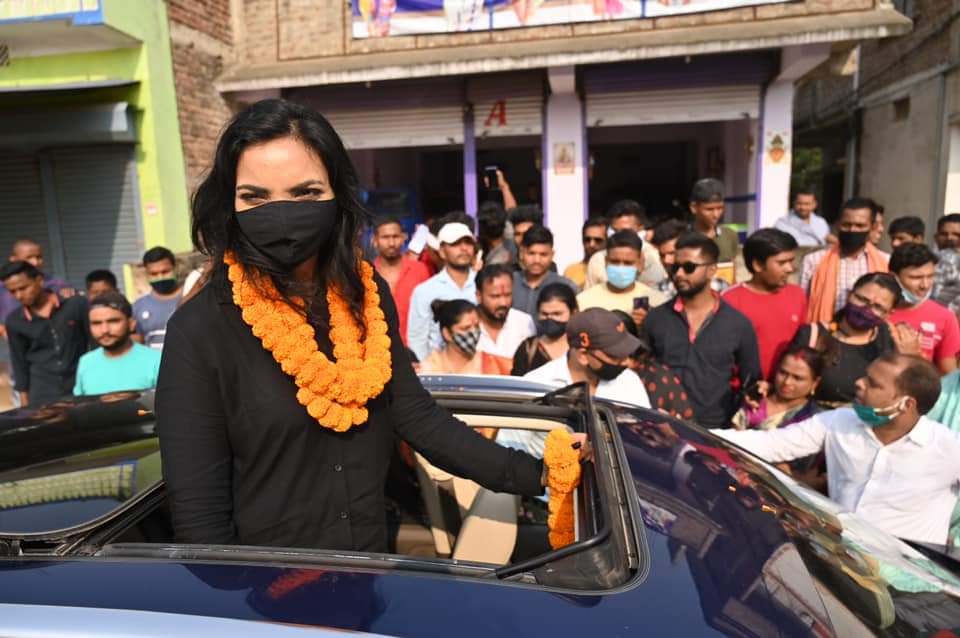 plurals_s's tweet photo. जमालपुर विधानसभा में प्लुरल्स की हमारी प्रत्याशी प्रिया राय जी के साथ रोड शो में। राजनीति की गंदगियों से त्रस्त जमालपुर की जनता युवा और प्रखर प्रिया जी और बिहार के साथ है, बदलाव के लिए। #ChooseProgress https://t.co/Hcl1TY09xH