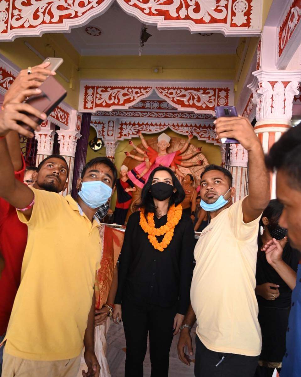 plurals_s's tweet photo. “उतरीं पा महाशक्ति रावण से आमन्त्रण,
अन्याय जिधर, हैं उधर शक्ति!!”
इस बार परीक्षा आपकी भी है, तस्वीरों से निकलकर अब प्रकट हों! मधु-कैटभ से मुक्ति का समय! #LetsOpenBihar #30YearsLockdown #ChooseProgress #सबकाशासन https://t.co/T4riOQUIV8