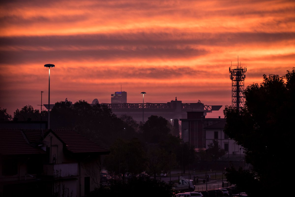 borussia_en's tweet photo. Red sky over the San Siro this morning 🏟️
Probably not the colour our hosts were hoping for 😅
#DieFohlen #UCL #InterBMG https://t.co/tRiNsjcixg
