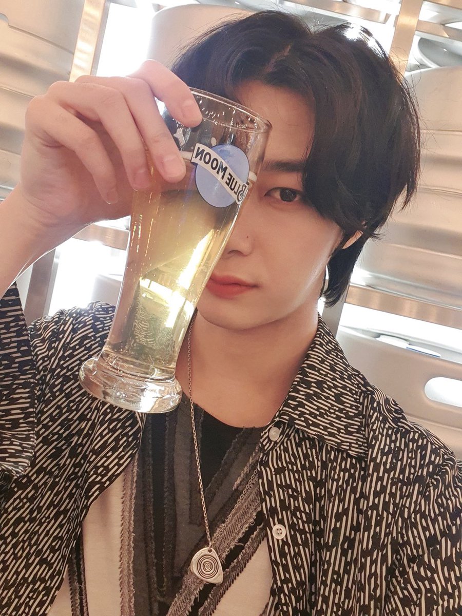 OfficialMONSTAX's tweet photo. [#형원] 맥주는 블루문🤟 #앳스타일 #블루문맥주 #광고 https://t.co/xZ2PpsomA2