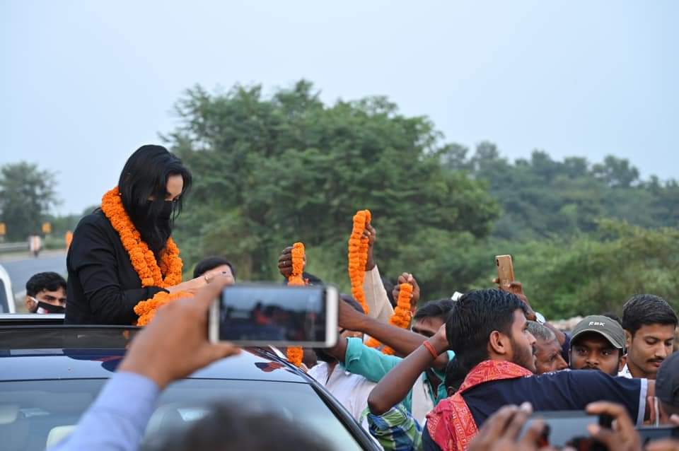 plurals_s's tweet photo. लखीसराय विधानसभा में प्लुरल्स के प्रत्याशी सुधीर कुमार जी के लिये रोड शो में। सुधीर जी एनआईठी से एमटेक ख़ूब होनहार इंजीनियर हैं और लखीसराय को बदलने के लिए प्रतिबद्ध हैं। अपने बच्चों के भविष्य और बिहार के मज़ाक़ की जगह सम्मान के लिए सुधीर जी जैसे प्रत्याशियों को मौक़ा दें। https://t.co/Uh8LLVZDZS