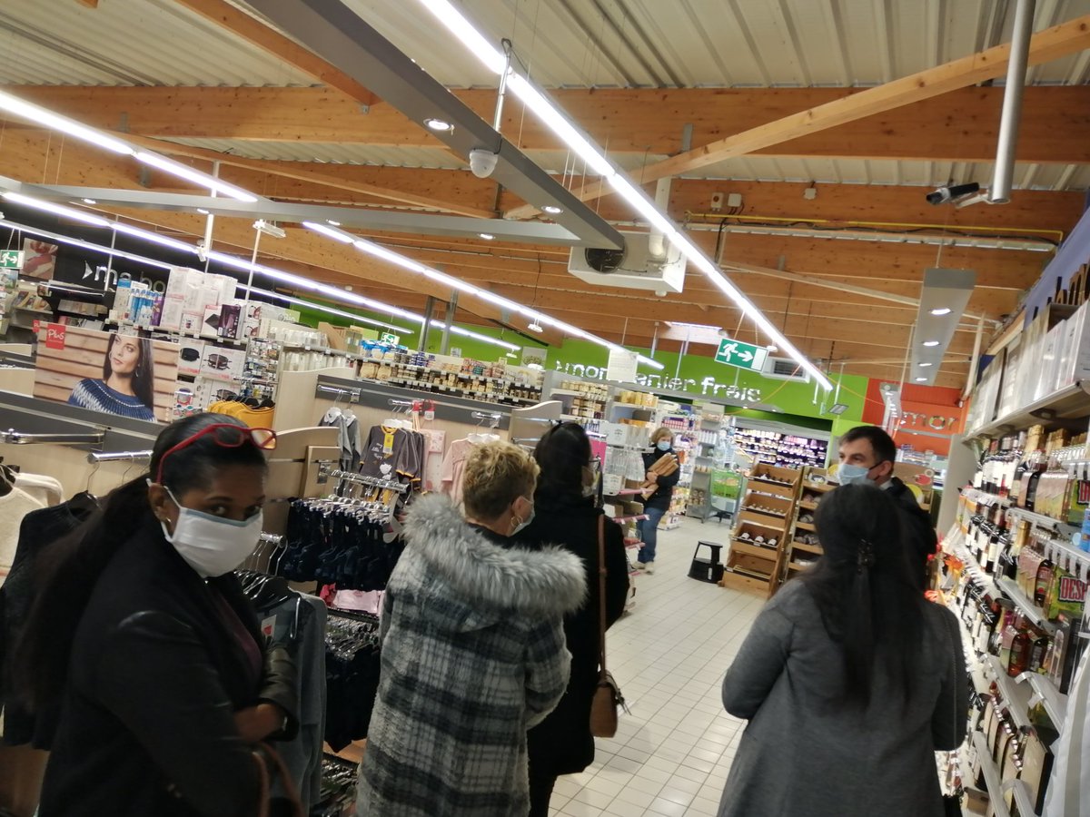 #TousMobilisés employé de commerce polyvalent. 4 demandeurs d'emploi pour 1 poste à pourvoir. 👌 #carrefourContactAbondant #proximité @poleemploi_RCVL <a href="/Viollier_E/">© Emmanuel VIOLLIER ™</a>