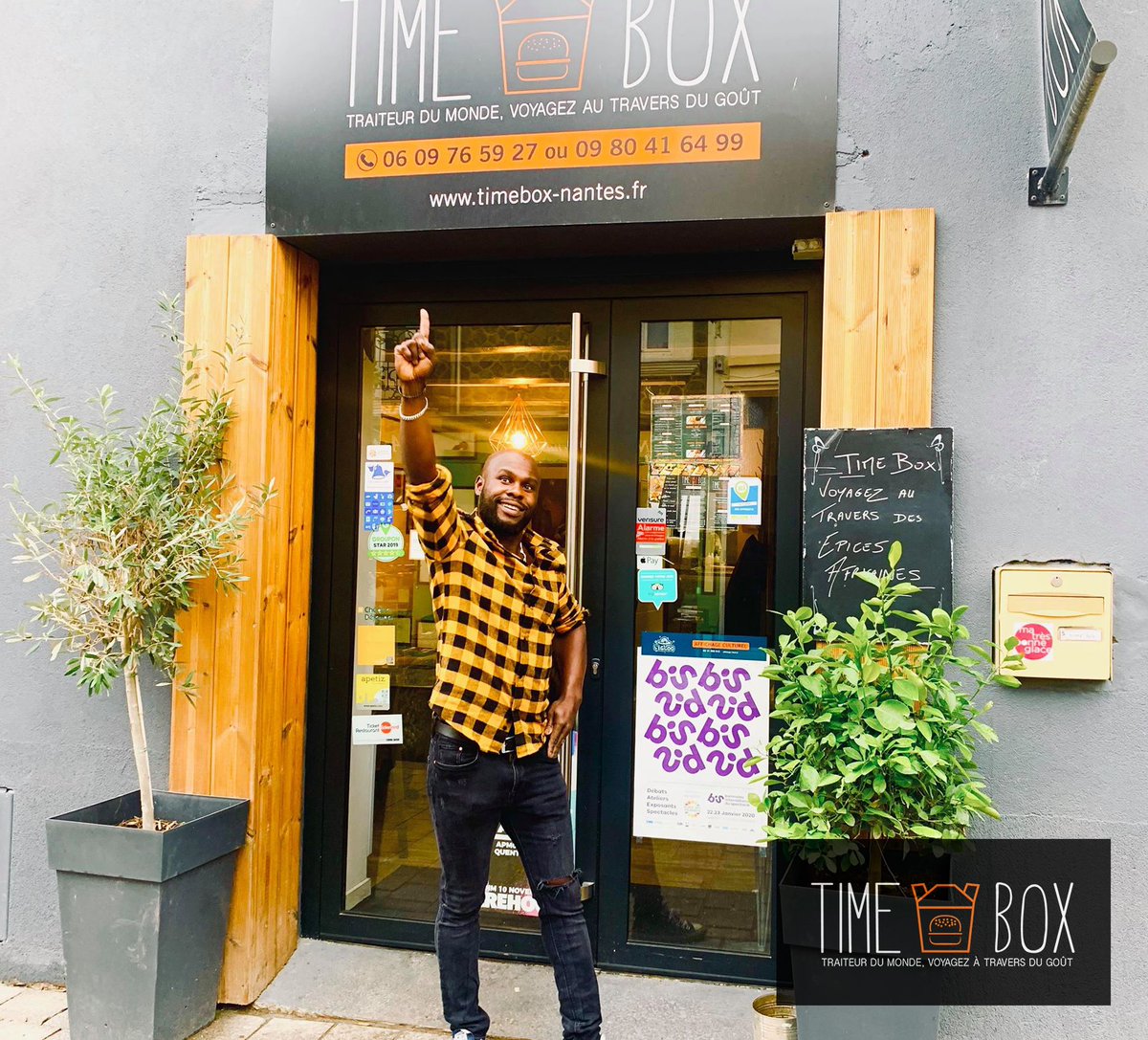 askanpreneur's tweet photo. Je m'appelle Niamkey Aboua. Je suis d'origine ivoirienne 🇨🇮, chef cuisinier et patron du restaurant africain Timebox à Nantes. 👤
.
Je vous présente mon délicieux poisson braisé cuit au feu de bois et mon Burger africain que j'ai nommé "le Nantes-Abidjan". 🍔🐟 https://t.co/01fhlXFkLr