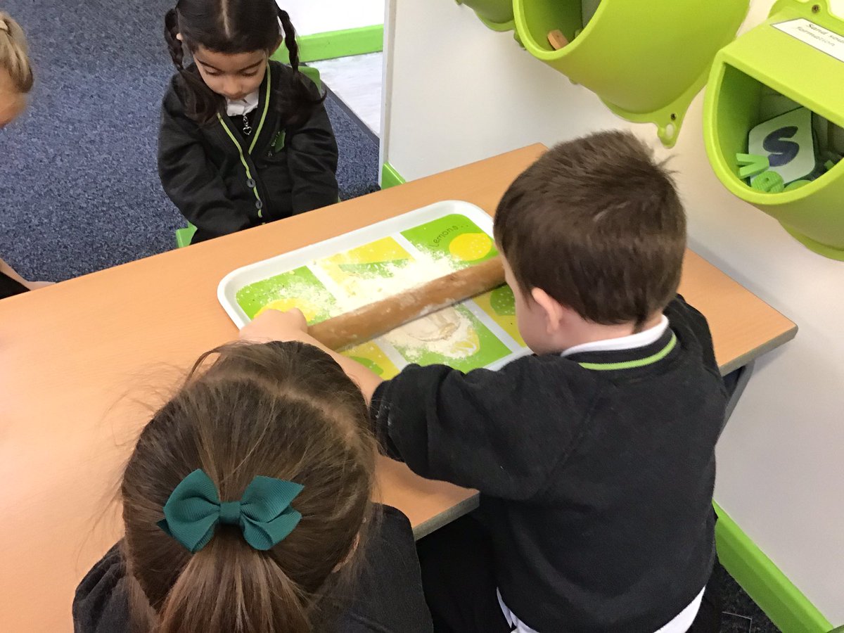 LindenRDCherry's tweet image. Baking biscuits for our party. We followed a recipe and enjoyed, pouring, mixing, cracking, squeezing, pressing, rolling and cutting. #lindenbakeoff #lindenenglish #lindenreading