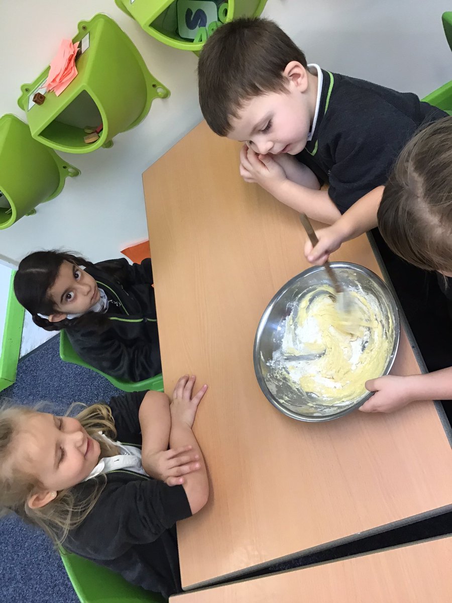 LindenRDCherry's tweet image. Baking biscuits for our party. We followed a recipe and enjoyed, pouring, mixing, cracking, squeezing, pressing, rolling and cutting. #lindenbakeoff #lindenenglish #lindenreading