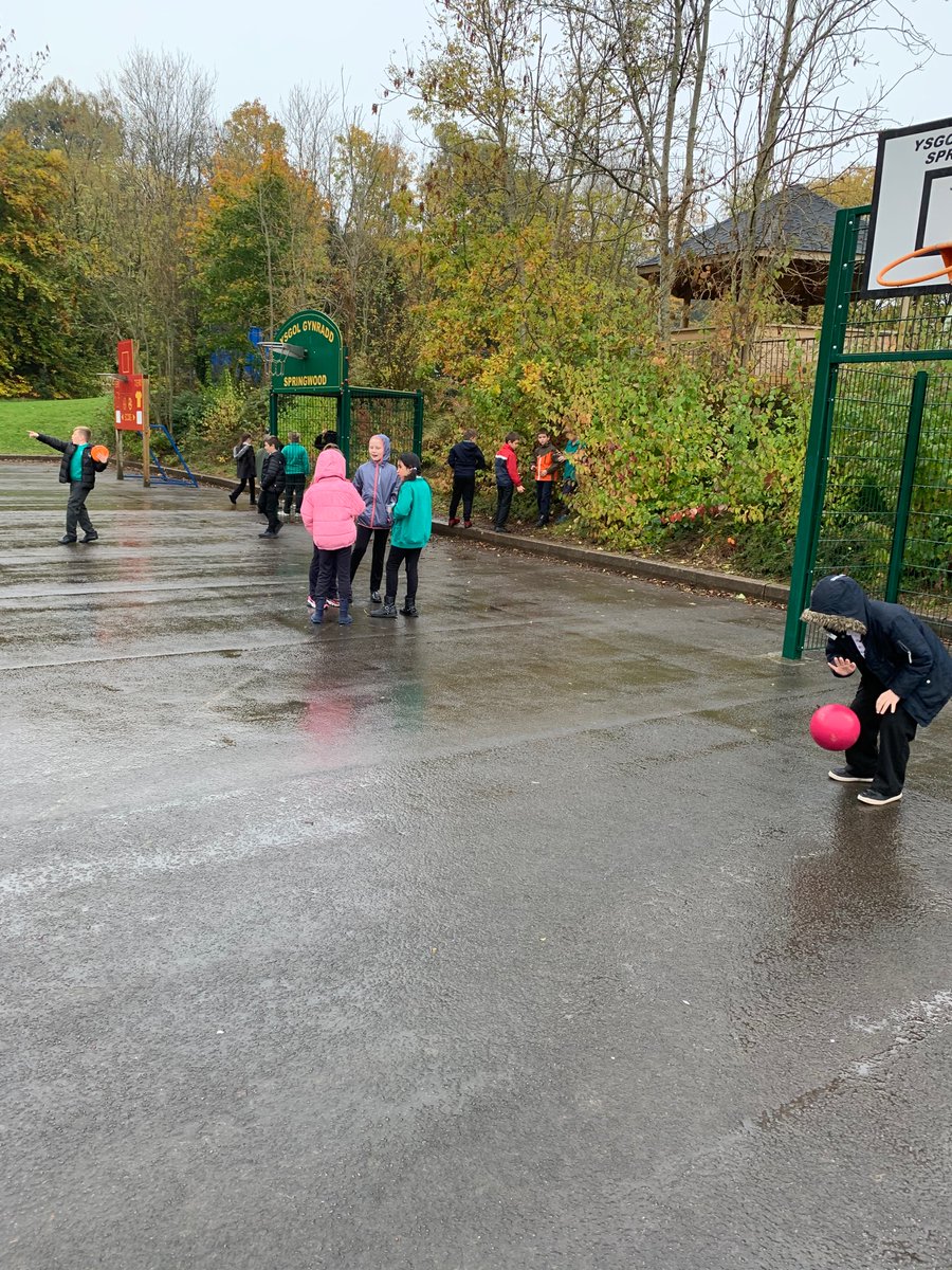 Springwood_Prm's tweet image. #springHarlech are making the most of their wet play.