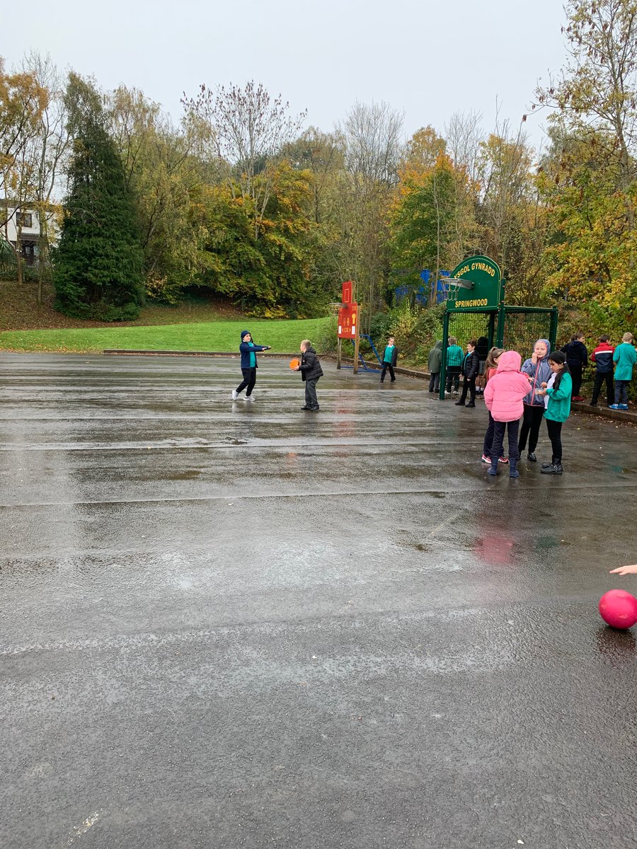 Springwood_Prm's tweet image. #springHarlech are making the most of their wet play.