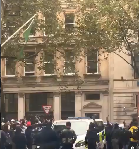 lindaikeji's tweet photo. Nigerian flag pulled down from Nigerian High Commission in UK (video) https://t.co/t9pSTXzaEo https://t.co/6rv5VDtvDv