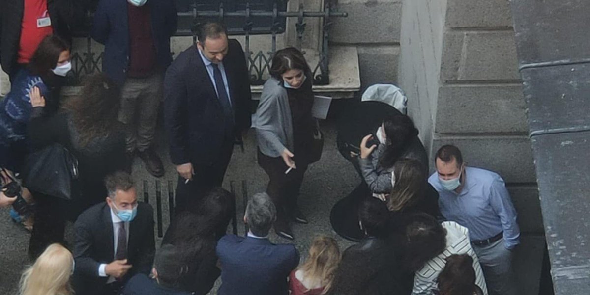 ismaelquesada's tweet image. Quédate en casa, reuniones de menos de 6 personas, cerremos el ocio nocturno, pongamos el estado de alarma en Madrid,... pero el cigarrito en grupo, sin distancia y sin mascarilla que no falte.