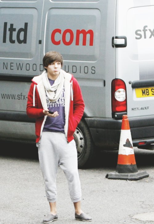 louis tomlinson pouting; a thread