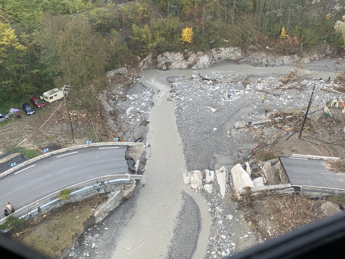 fabiennedulac's tweet photo. Impressionnée par l’expertise et la mobilisation des équipes pour rétablir les réseaux dans des conditions hors normes.Merci et bravo à tous ! @Orange_France @ValerieTherond @NDrouillet @CaroleLecoutre #fierté #herosdureseau https://t.co/ngNHl6rj2L
