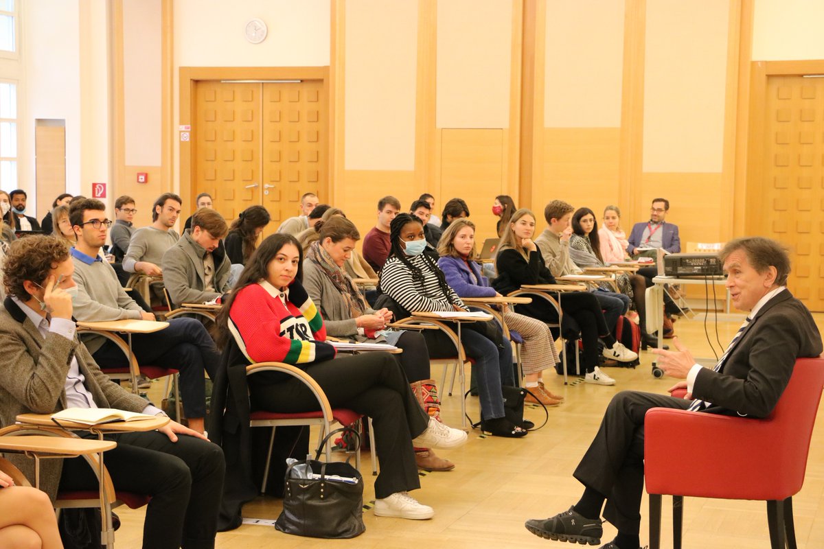 DA_vienna's tweet photo. Today, our director, @Amb_EmilBrix, shared his experiences in the diplomatic field with our students as part of our weekly https://t.co/OxYLReFBpW career talk sessions. #dalink #careerservices #diplomacymatters https://t.co/Zm8oN8PNAw