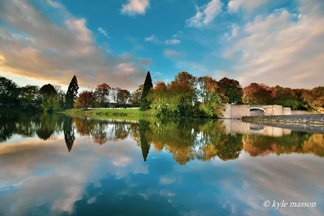 NeleBille's tweet image. 𝑾𝒉𝒆𝒓𝒆 𝒑𝒂𝒔𝒕, 𝒑𝒓𝒆𝒔𝒆𝒏𝒕 𝒂𝒏𝒅 𝒇𝒖𝒕𝒖𝒓𝒆 𝒄𝒐𝒎𝒆 𝒕𝒐𝒈𝒆𝒕𝒉𝒆𝒓 🍃

@CWGC Ramparts Cemetery and #Ieper Lille Gate mirrored in the water of the moat. This incredible image was taken last week by my multitalented #CWGC colleague Kyle, gardener in the Messines team