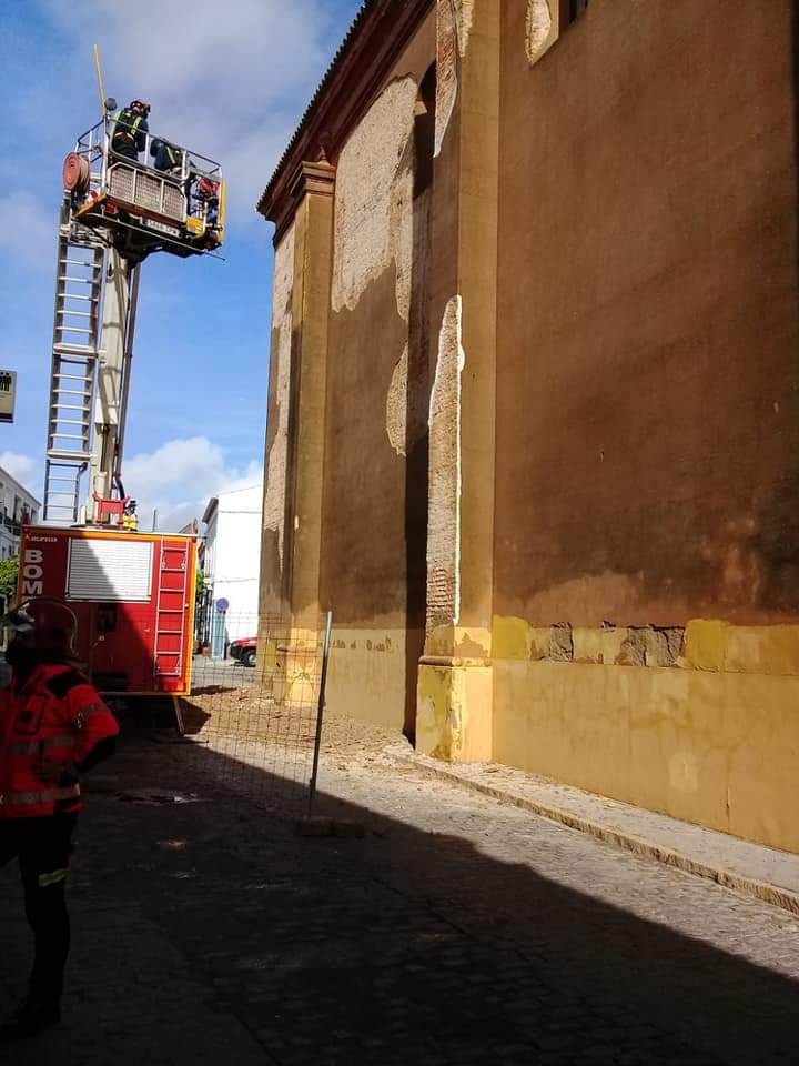 SAB Huelva Provincia en Twitter: "🚨SANEAMIENTO DE FACHADA Y CORNISA🚨 Los bomberos del @CONSORCIOBOMBER del parque de San Juan del Puerto, BC9, han intervenido junto con el vehículo bomba-escala (BE-1) del parque de Ayamonte, BC1, en el saneamiento y desescombro de la fachada y cornisas de la iglesia" / Twitter