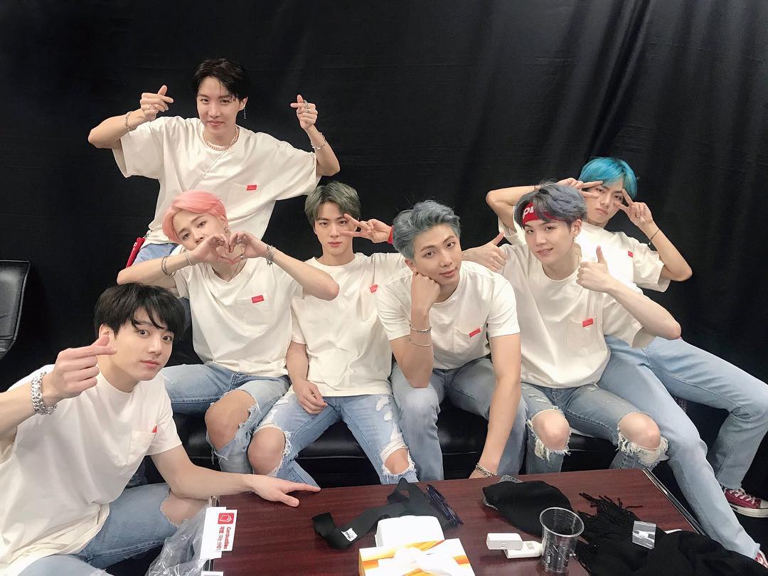 sweethv____v's tweet photo. males ngetik panjang lebar dah intinya cinta sayang bgtbgt sm 7 orang ini gw yg awalnya cuma tau kpop tp gk sepenasaran itu akhirnya 7 laki2 ini dtg dan mengubah sudut pandangku tentang dunia kpop, sayang kalian selamanya. btsarmy forever💜🌷

I vote @BTS_twt for #SocialChart50 https://t.co/pOp71EYoQq