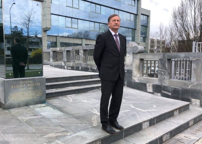 TopnewsSi's tweet photo. (VIDEO) Bo Karl Erjavec namesto Jožeta P. Damijana kandidat za mandatarja koalicije ustavnega roka, ki naj bi mu za prestop Desus-a ponudila celo mandatarsko mesto? - Erjavec premagal še eno oviro za prevzem Desus-a, saj je Dominik Šteiner odstopil o ... - https://t.co/TTBvxA14RR https://t.co/55LIBg9BzL