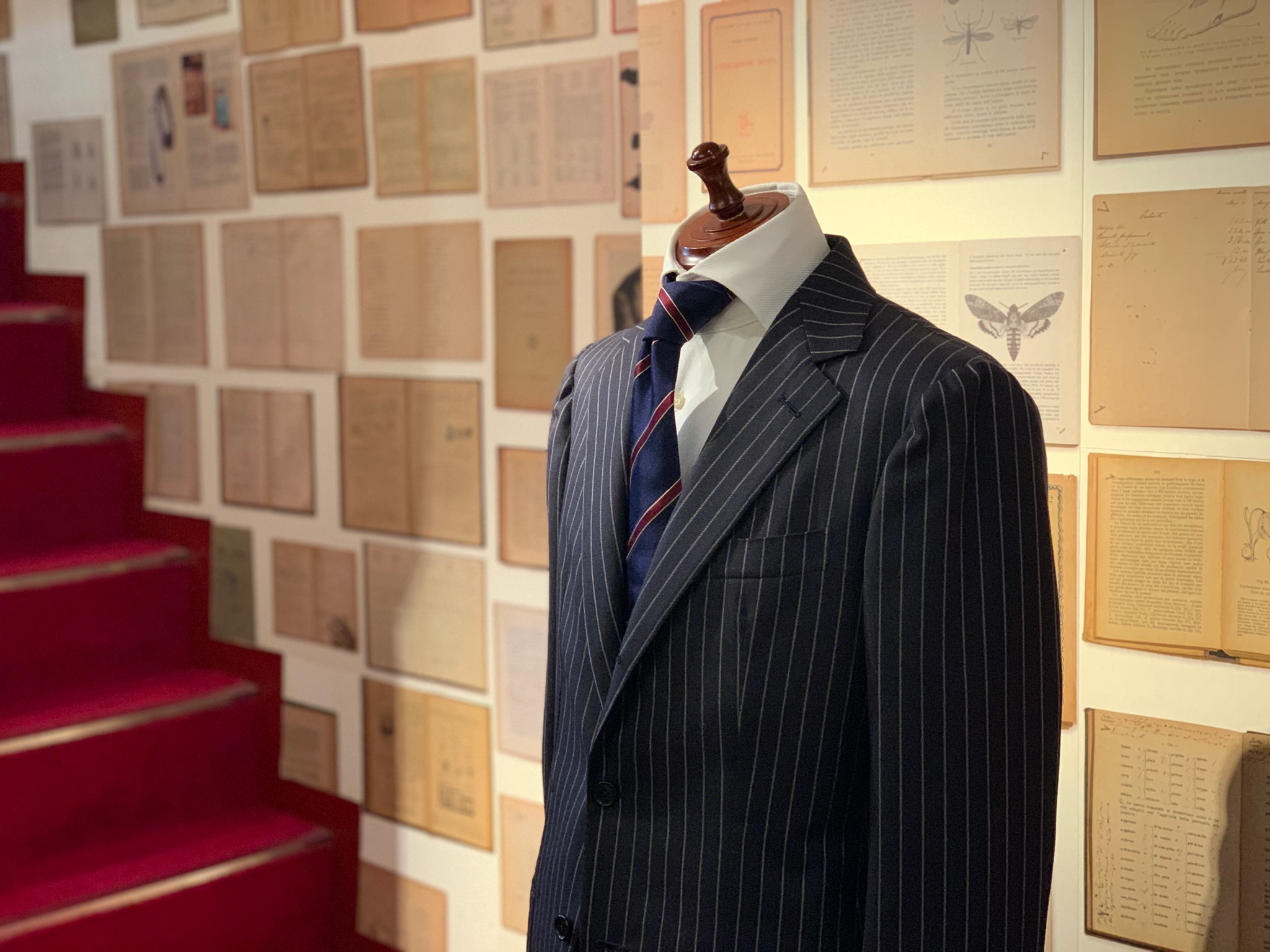 Artigiano Tokyo Ginza パニコ氏のスーツの下のドレスシャツは テーラーアンドカッターの有田一成さんのモデル スタッフ私物 ブリティッシュスタイルのシャツにも合うよ という例で敢えて着せています 襟位置 腰 が高いシャツと 同じく襟腰が高い